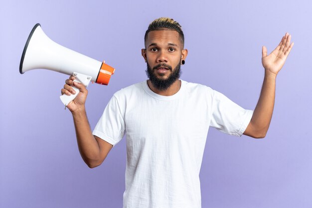 Joven afroamericano en camiseta blanca con megáfono