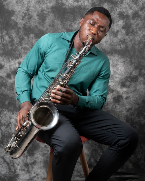 Foto gratuita joven afroamericano celebrando el día internacional del jazz