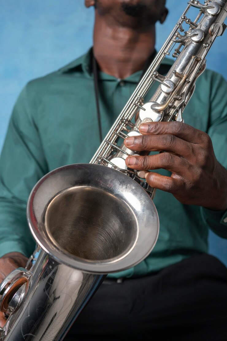 Foto gratuito un joven afroamericano celebrando el día internacional del jazz