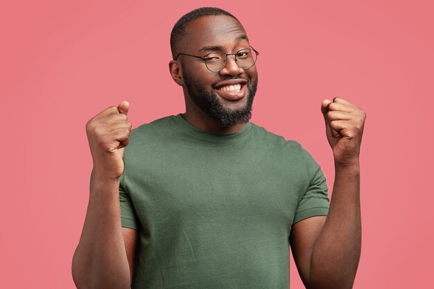 Joven afroamericano con gafas redondas