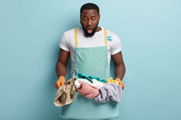 Joven afroamericano lavando ropa