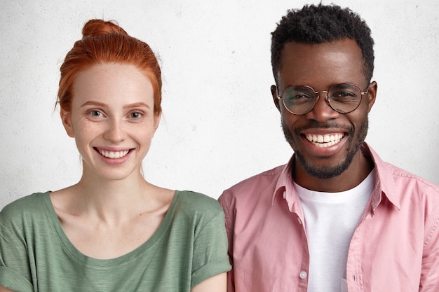 Foto gratuita joven afroamericano y mujer pelirroja