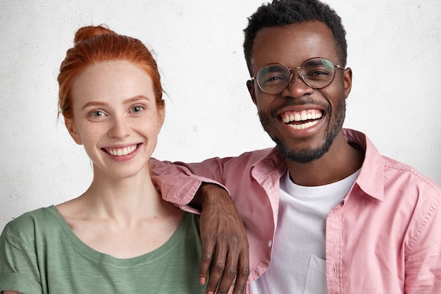 Joven afroamericano y mujer pelirroja