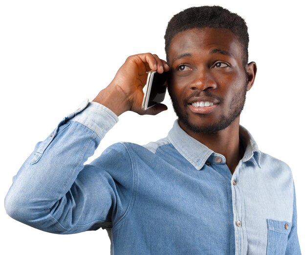 Joven afroamericano sosteniendo su teléfono inteligente