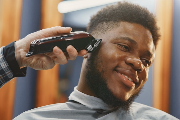Joven afroamericano visitando peluquería