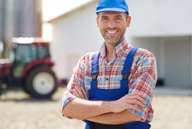 Joven agricultor cuidando su negocio