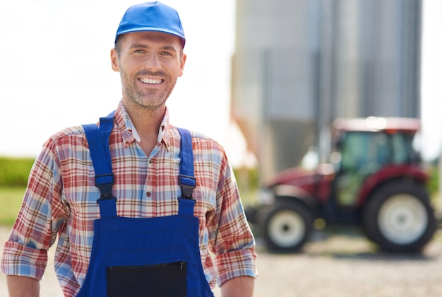 Joven agricultor cuidando su negocio