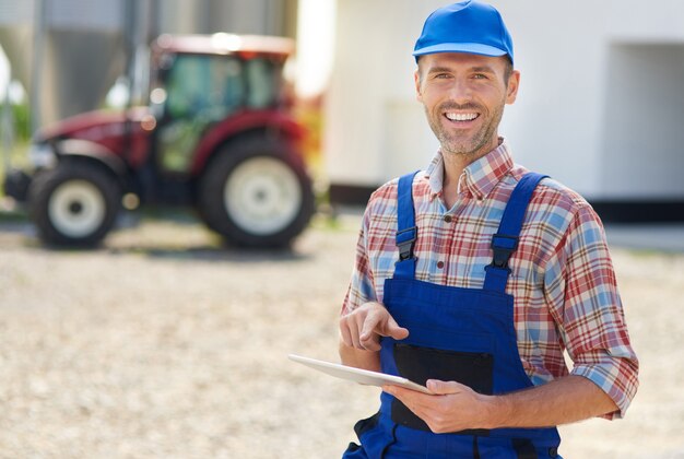 Joven agricultor cuidando su negocio