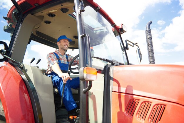 Joven agricultor cuidando su negocio