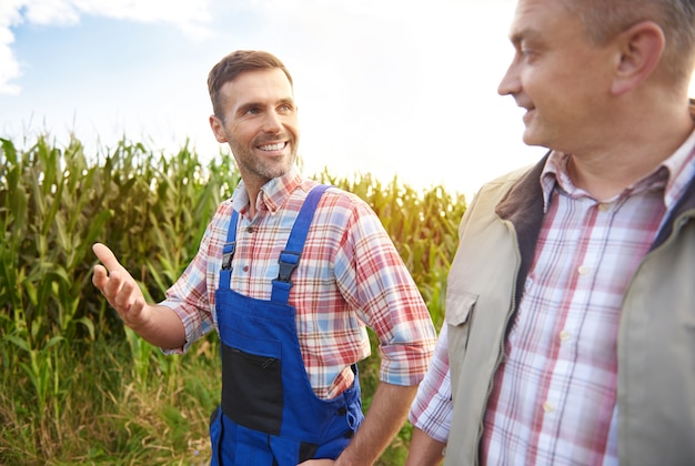 Joven agricultor cuidando su negocio