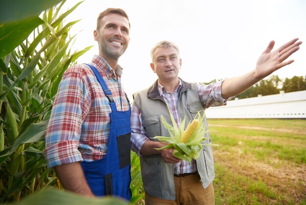 Joven agricultor cuidando su negocio