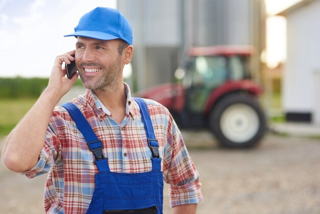 Joven agricultor cuidando su negocio