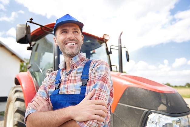 Joven agricultor cuidando su negocio