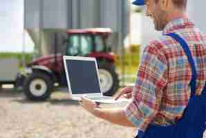 Foto gratuita joven agricultor cuidando su negocio