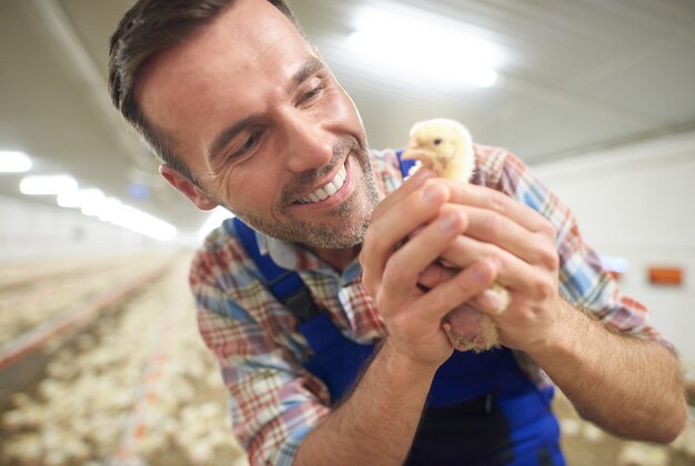 Joven agricultor cuidando su negocio