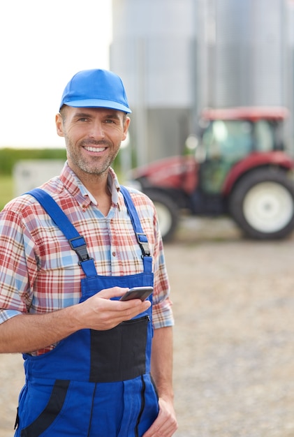 Joven agricultor cuidando su negocio