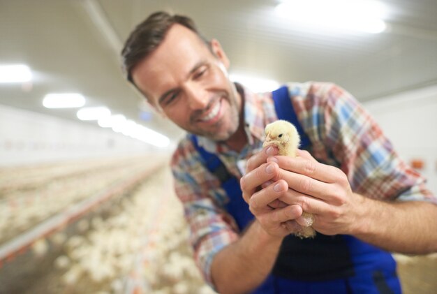 Joven agricultor cuidando su negocio