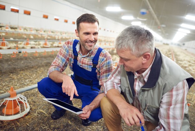 Joven agricultor cuidando su negocio