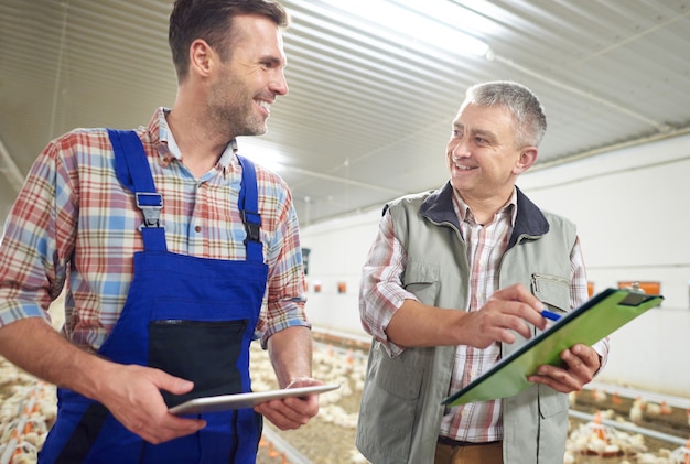 Joven agricultor cuidando su negocio