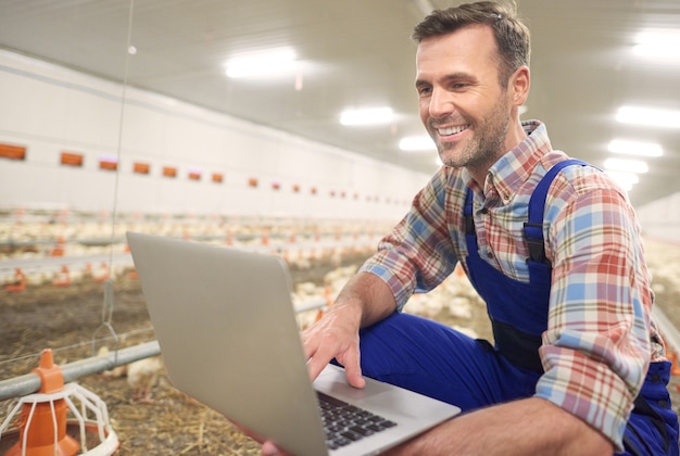 Foto gratuita joven agricultor cuidando su negocio