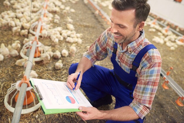 Joven agricultor cuidando su negocio