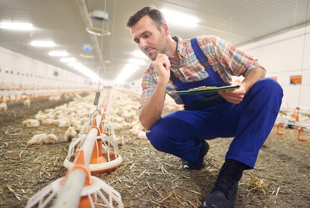 Joven agricultor cuidando su negocio