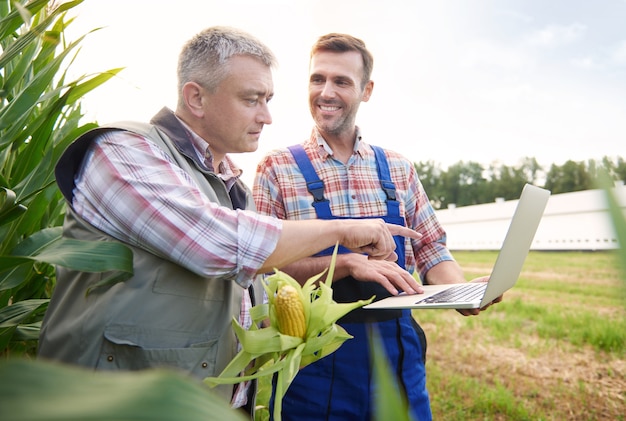 Joven agricultor cuidando su negocio