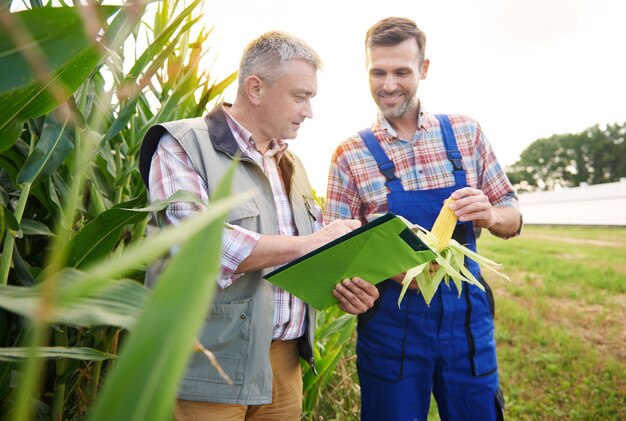 Joven agricultor cuidando su negocio