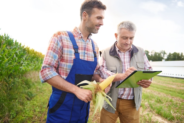 Joven agricultor cuidando su negocio