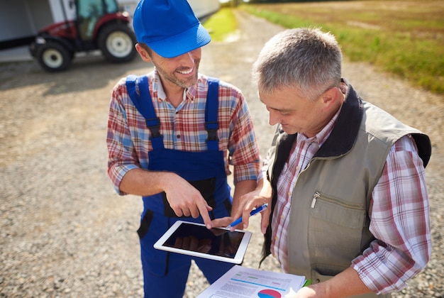 Foto gratuita joven agricultor cuidando su negocio