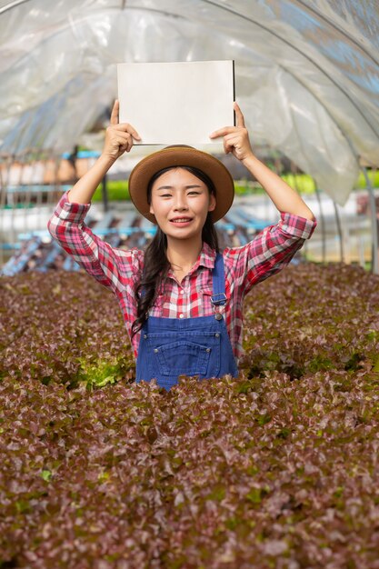 El joven agricultor sonriente estaba vacío de papel blanco.