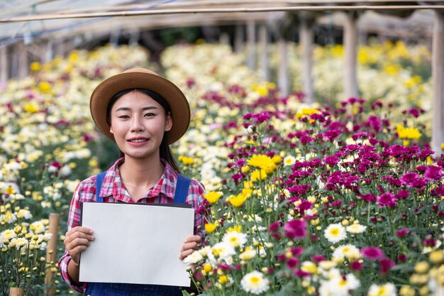 El joven agricultor sonriente estaba vacío de papel blanco.