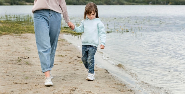 Joven al aire libre y madre