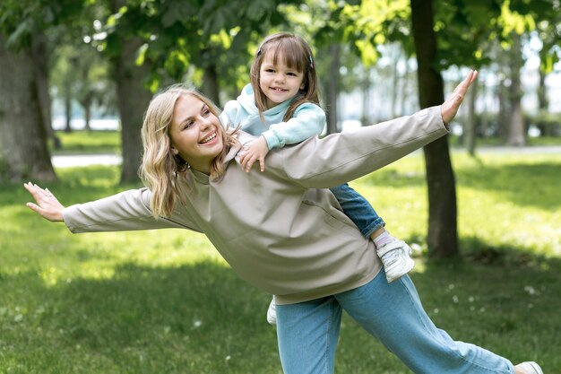 Joven al aire libre y mamá abrazándola