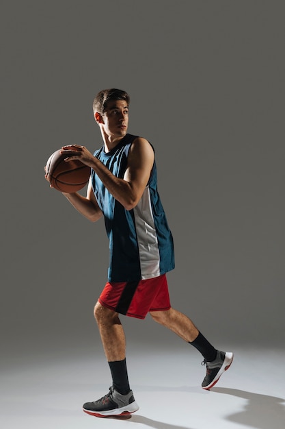 Joven alto entrenamiento para juego de baloncesto