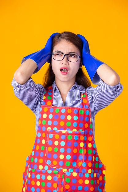 Joven ama de casa femenina con productos de limpieza