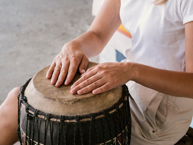 Joven con ambas manos en yuker drum