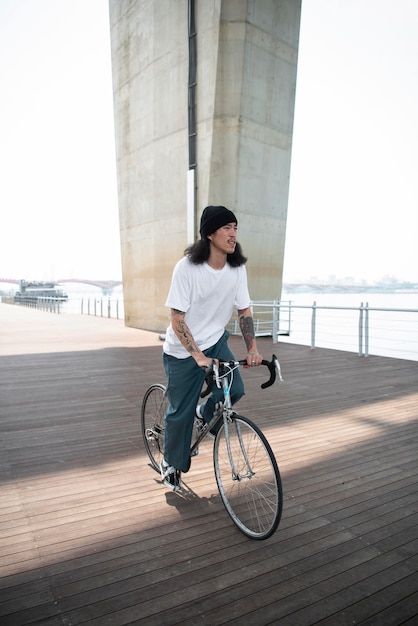 Joven, andar en bicicleta