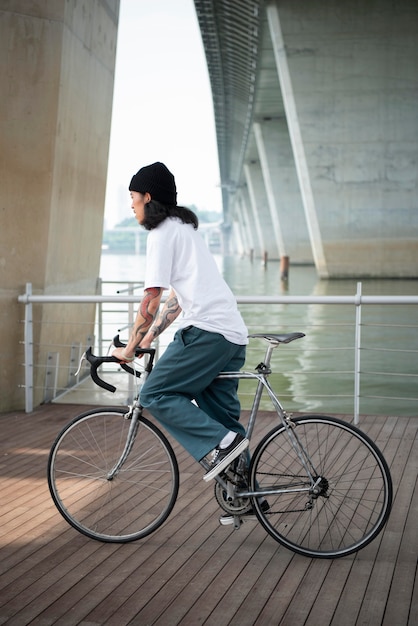 Joven, andar en bicicleta