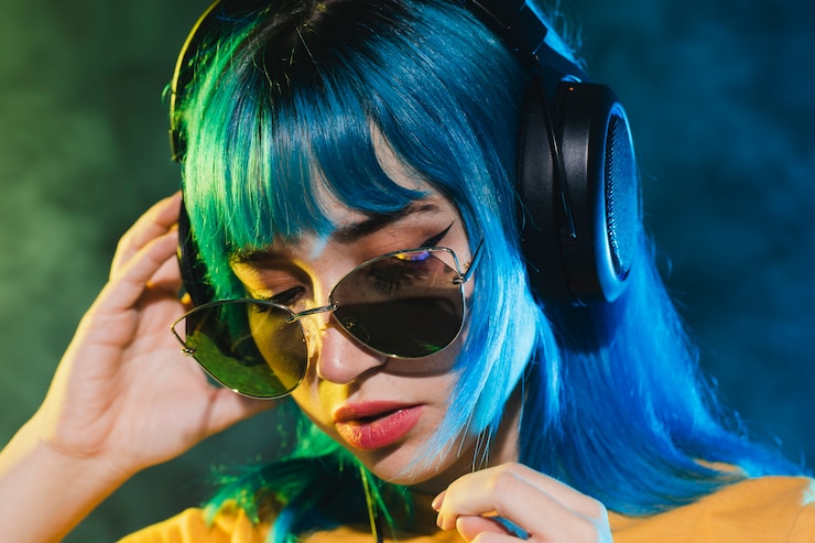 Foto gratuito joven andd hermoso retrato de mujer dj