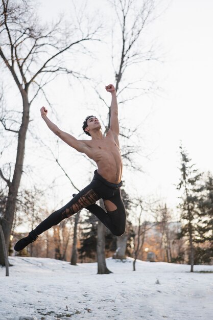 Joven de ángulo bajo bailando ballet