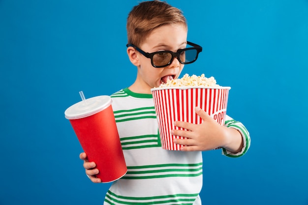 Joven en anteojos preparándose para ver la película