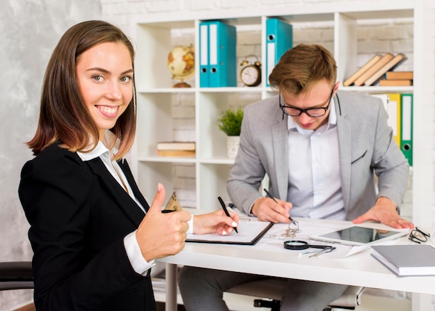 Joven aprecia el trabajo del arquitecto