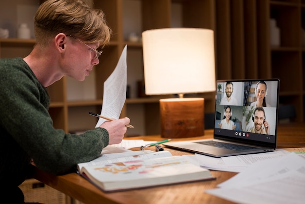 Foto gratuita joven aprendiendo en un aula virtual