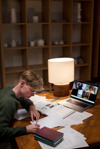 Joven aprendiendo en un aula virtual