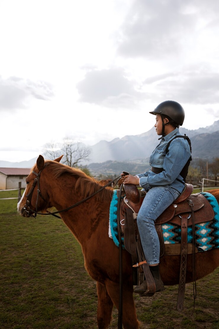 Foto gratuito joven aprendiendo a montar a caballo