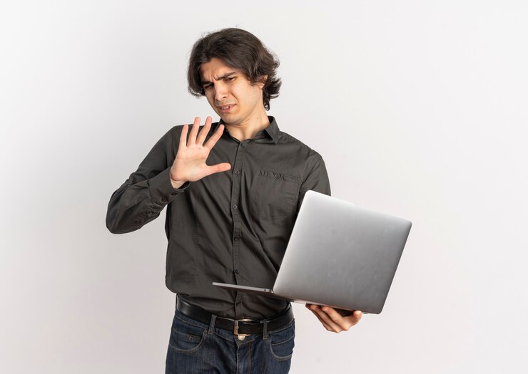 Foto gratuito joven apuesto hombre caucásico molesto sostiene y finge empujar con la mano aislada sobre fondo blanco con espacio de copia