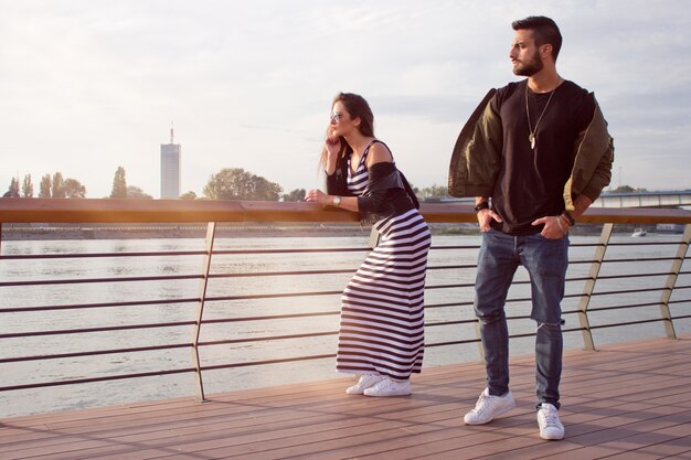 Joven apuesto joven en el amor. Capturando momentos brillantes. Alegre joven pareja amorosa en la puesta de sol. romántico.