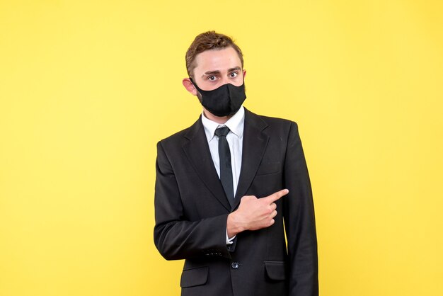 Joven apuntando en algún lugar de amarillo