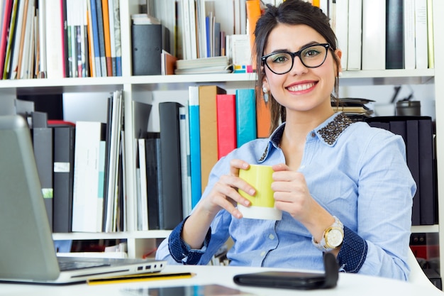 Joven arquitecto mujer que trabaja en la oficina